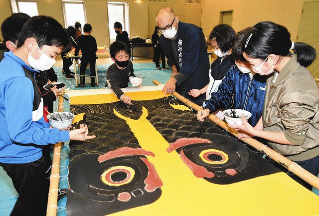 郡上本染の技法学ぶ 郡上・八幡小児童がこいのぼり製作：中日新聞Web