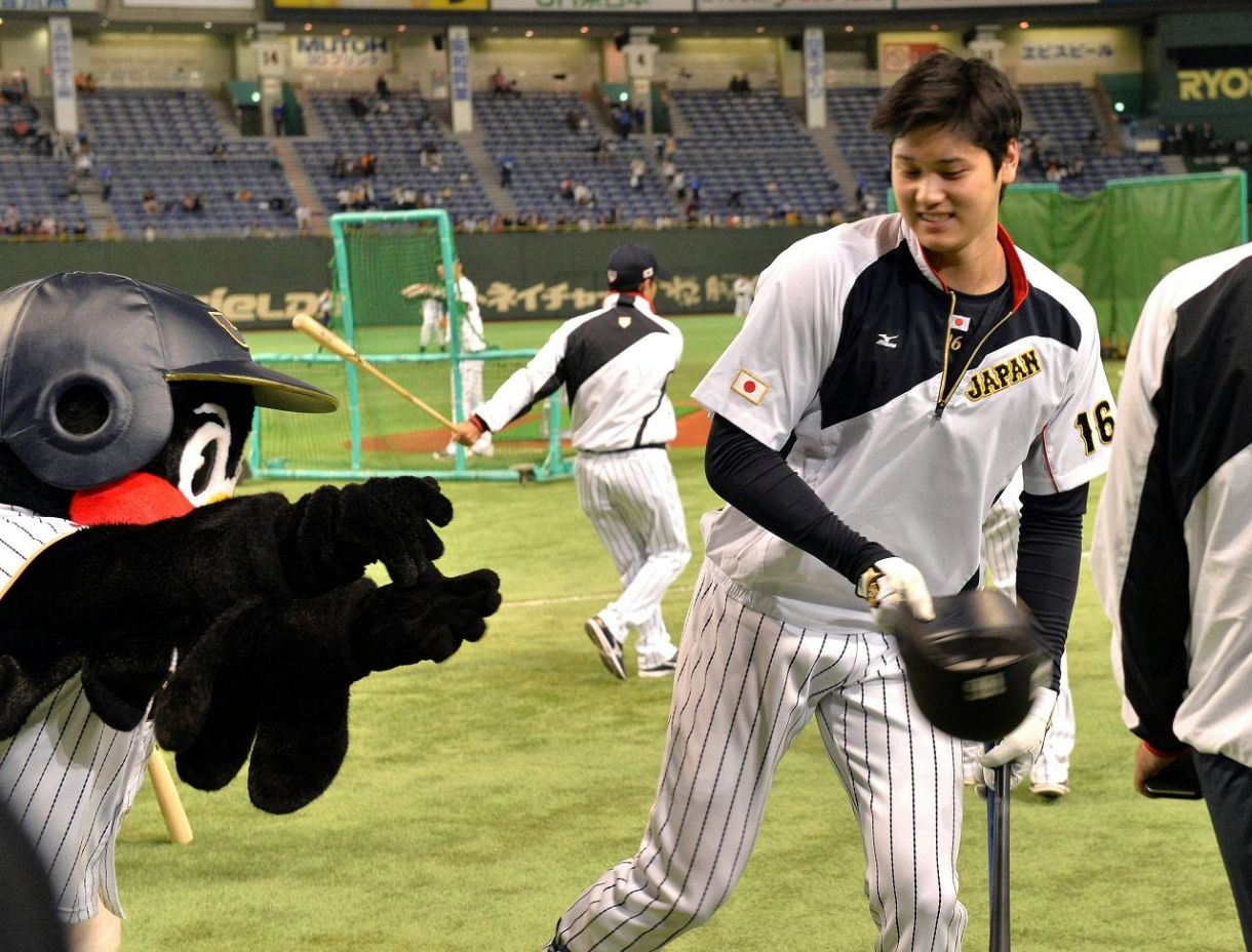 ◇つば九郎の「記念撮影攻撃」から逃げる大谷翔平【写真】：中日スポーツ・東京中日スポーツ