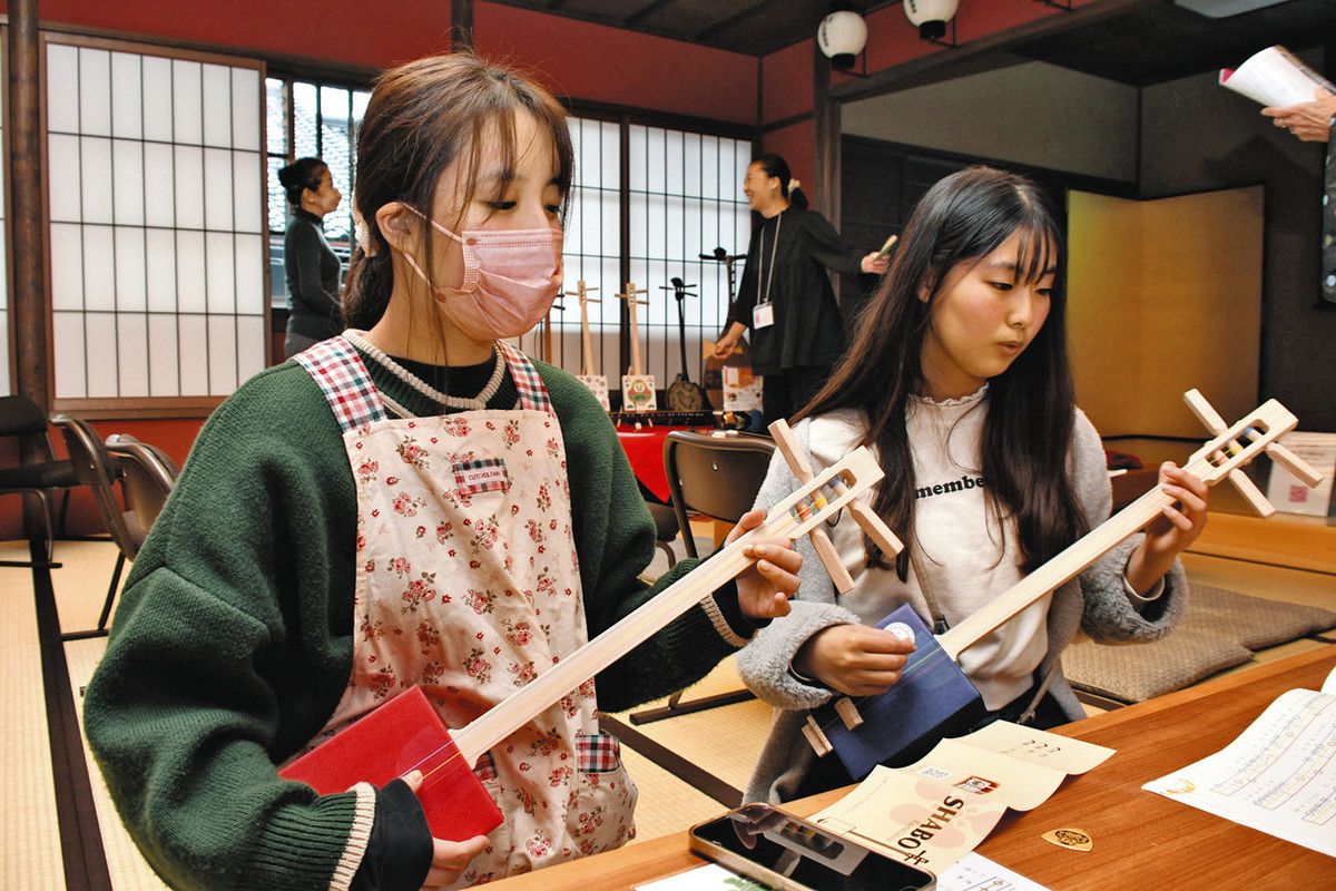 段ボール三味線 弾いてみよう 金沢で体験教室：北陸中日新聞Web