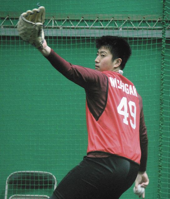 ブルペンで投球練習する楽天のドラフト６位・西垣雅矢投手