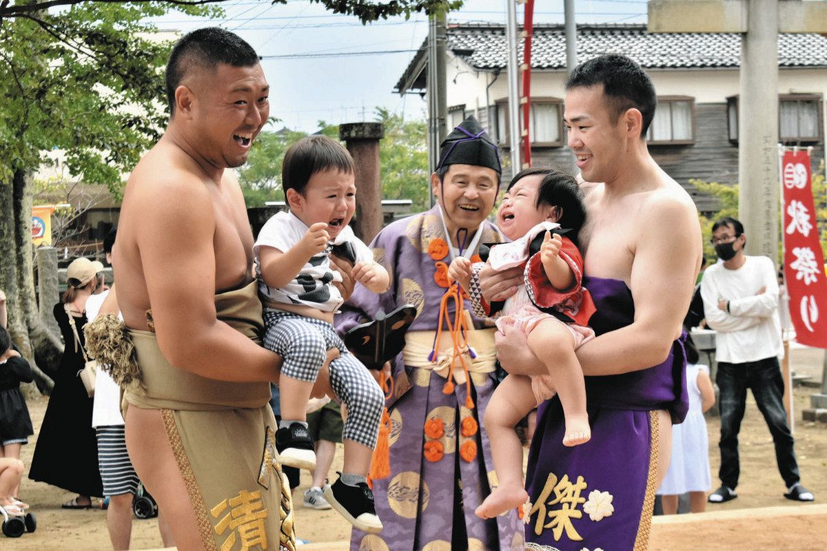 赤ちゃん力士 泣き声競う かほく・額神社 わんぱく相撲も：北陸中日新聞Web