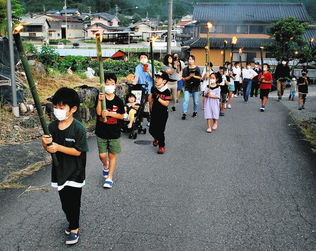 伝統行事 松明立て で子どもたちが豊作願う 下呂 中日新聞web