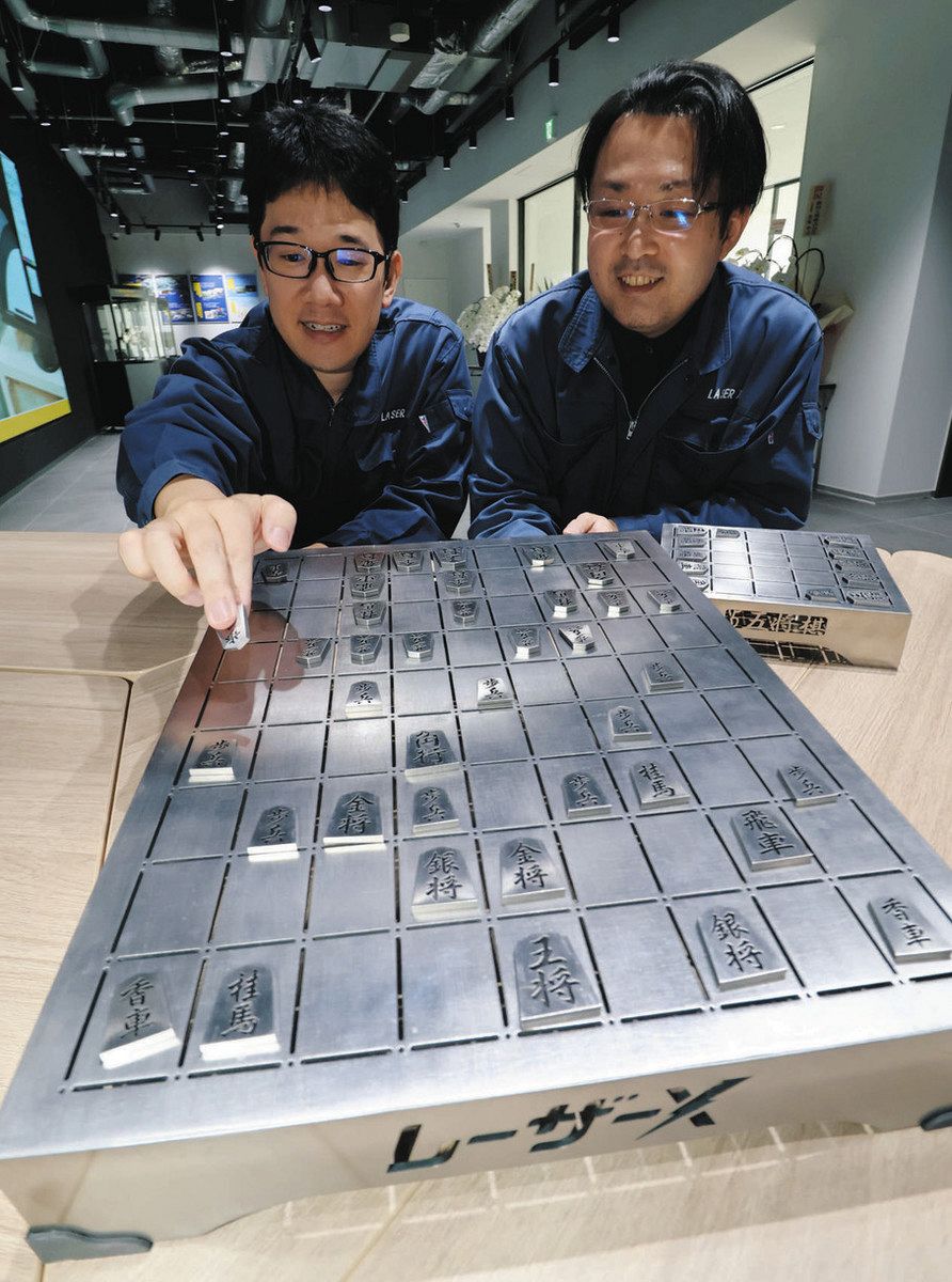 ステンレス製の将棋盤、インテリアとしてもおすすめ！ 駒の「毛筆感