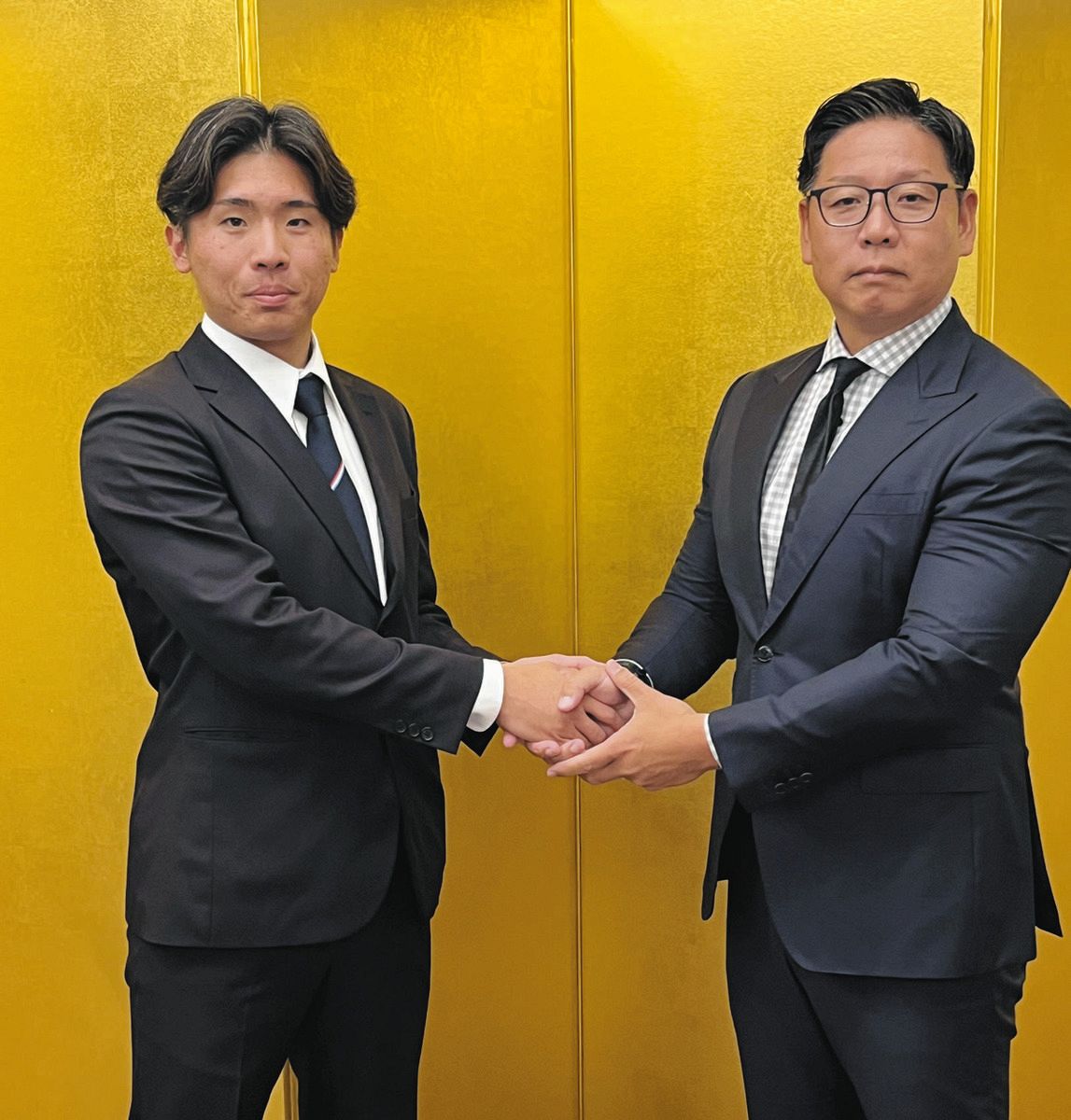 広島と入団仮契約し、松本スカウト（右）と握手する中京大・高木快
