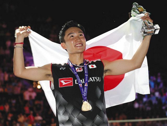 男子シングルスで優勝し、金メダルを胸に声援に応える桃田賢斗
