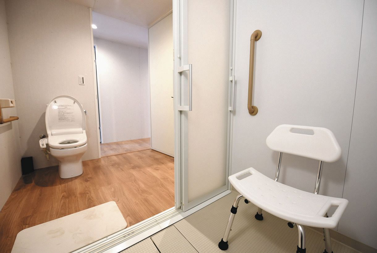 報道陣に公開された東京オリンピック・パラリンピック選手村の居住棟の部屋のトイレ、浴室もバリアフリー仕様（代表撮影）