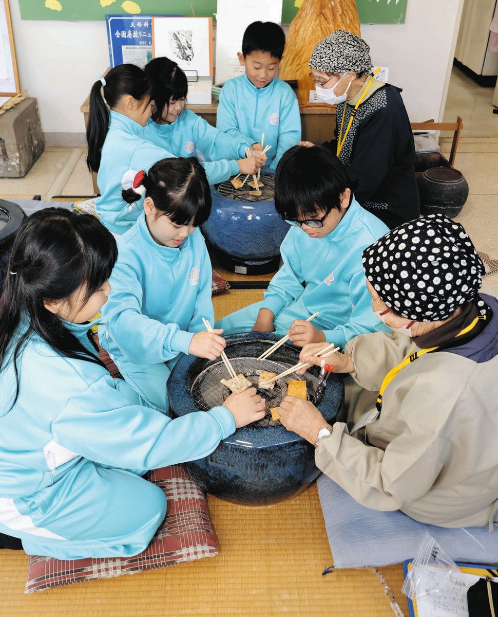 昔の暮らしを児童が体験 米原・伊吹山文化資料館で山東小生に講座：中
