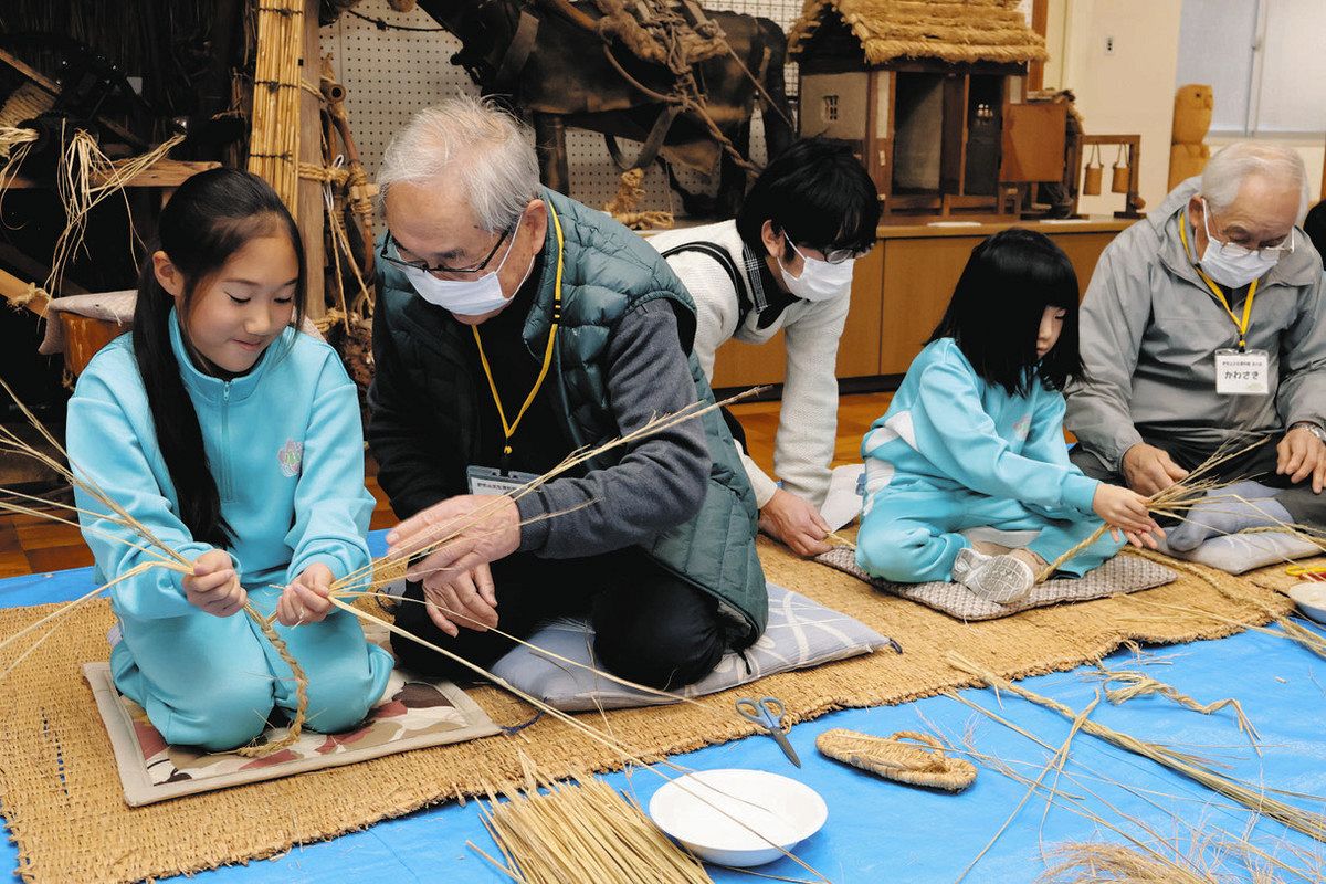 昔の暮らしを児童が体験 米原・伊吹山文化資料館で山東小生に講座：中