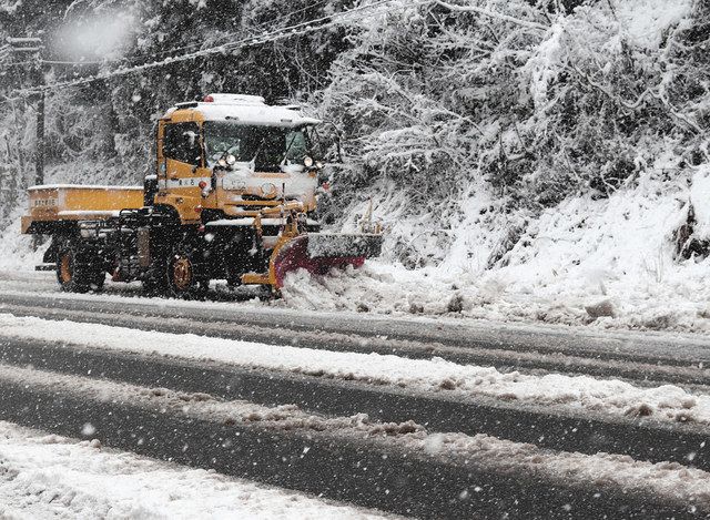 石川県内初雪 山は積雪 能登町で除雪車初出動 北陸中日新聞web