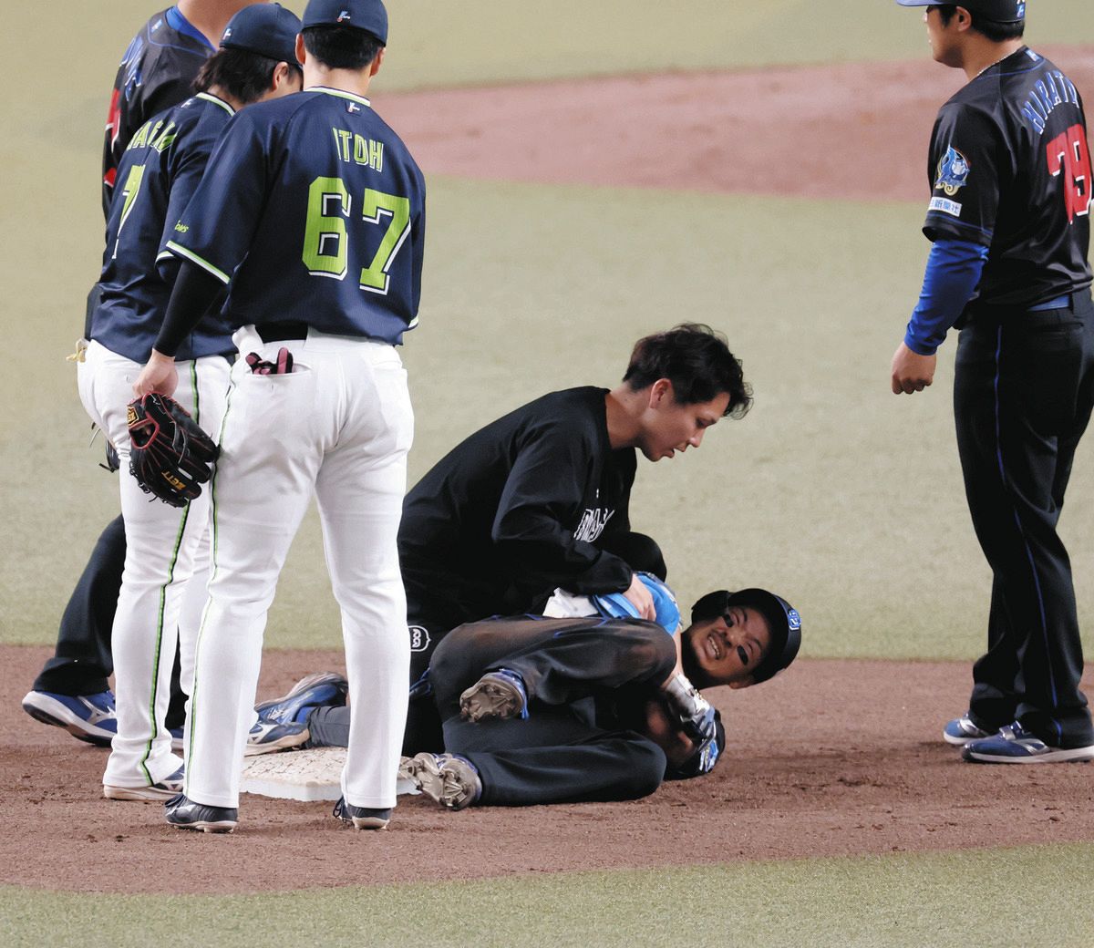８回裏２死三塁、代打川越が右越え適時二塁打を放ち滑り込み、右肩付近を負傷する
