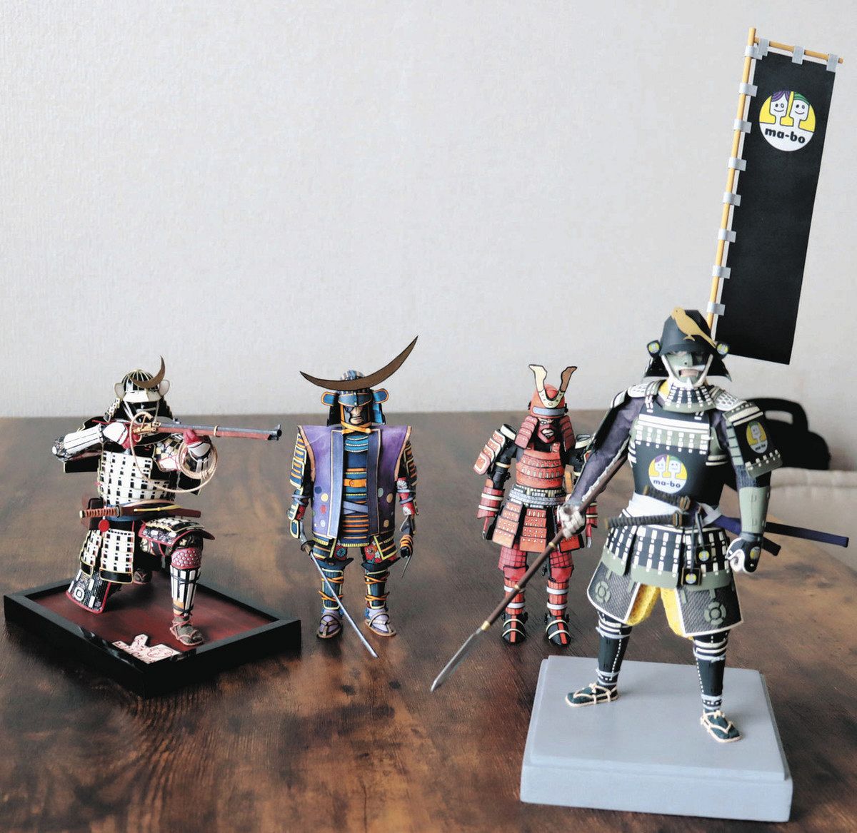 甲冑姿の徳川家康、細部にこだわる紙人形 春日井の親子が11日から作品