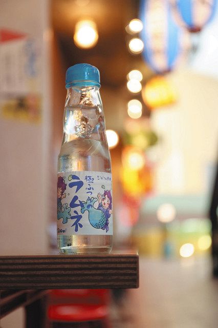 瓶が土産に 宮崎吾朗監督イラストのラムネ 食べ応え満点 しかくいピザ 味噌カツ も ジブリパーク 中日スポーツ 東京中日スポーツ