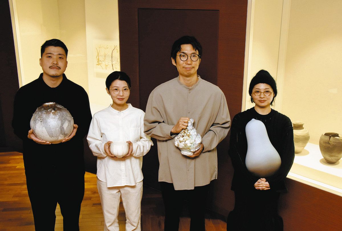 工夫や思いを形にした作品を出展した作家ら＝多治見市虎渓山町で
