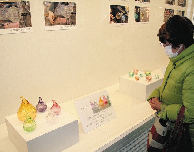 リンゴも白鳥もキラキラ輝く 「あづみ野ガラス工房」が多彩な作品展示