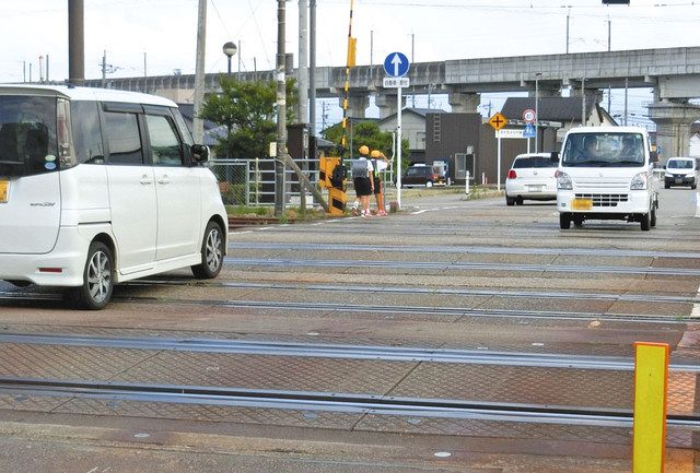 石動の狭い踏切拡幅へ 通学路 両側に歩道を確保 北陸中日新聞web 石動の狭い踏切拡幅へ 通学路 両側に歩道を確保 北陸中日新聞web