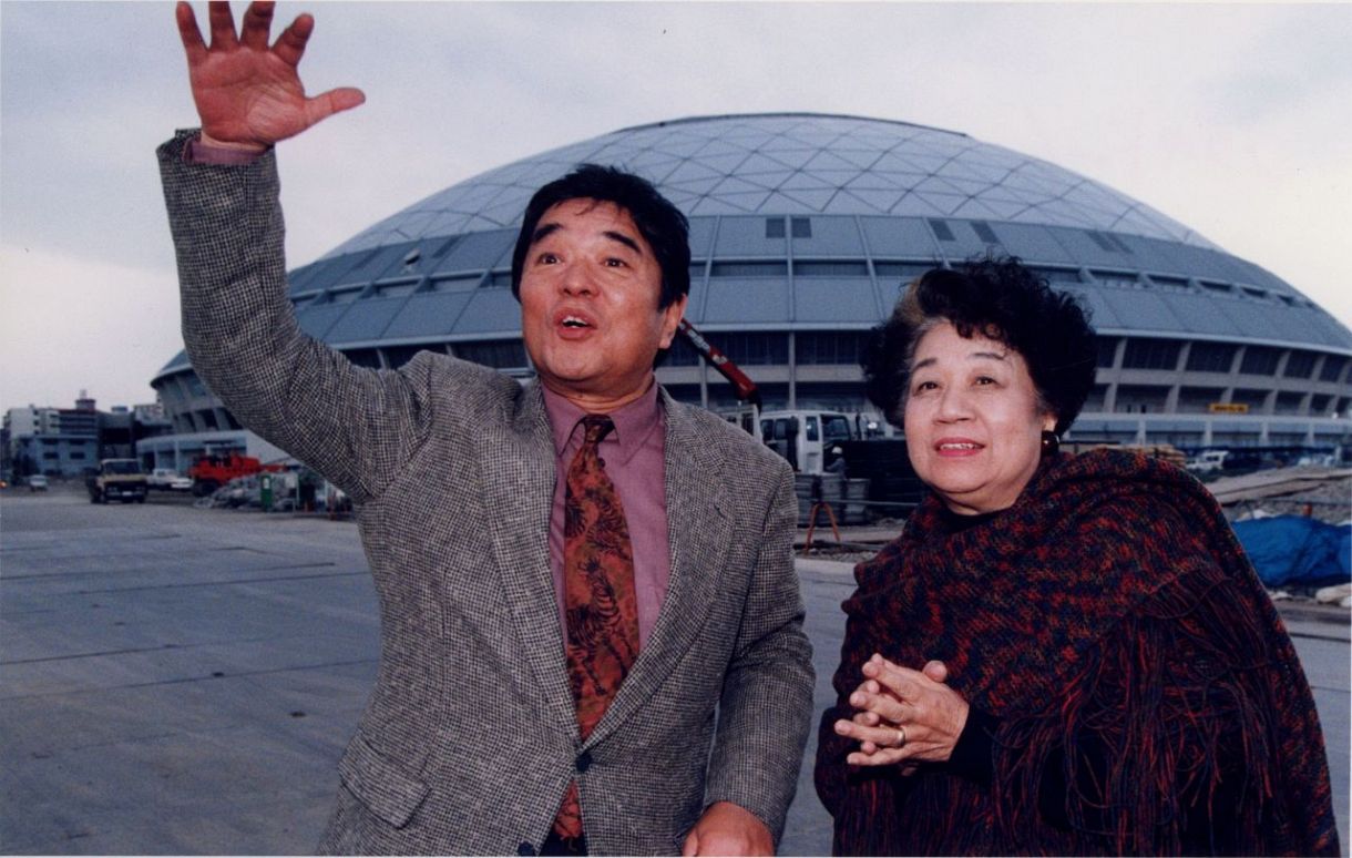 ◆ナゴヤドームにご機嫌の天野鎮雄さんと妻の山田昌さん【写真複数】