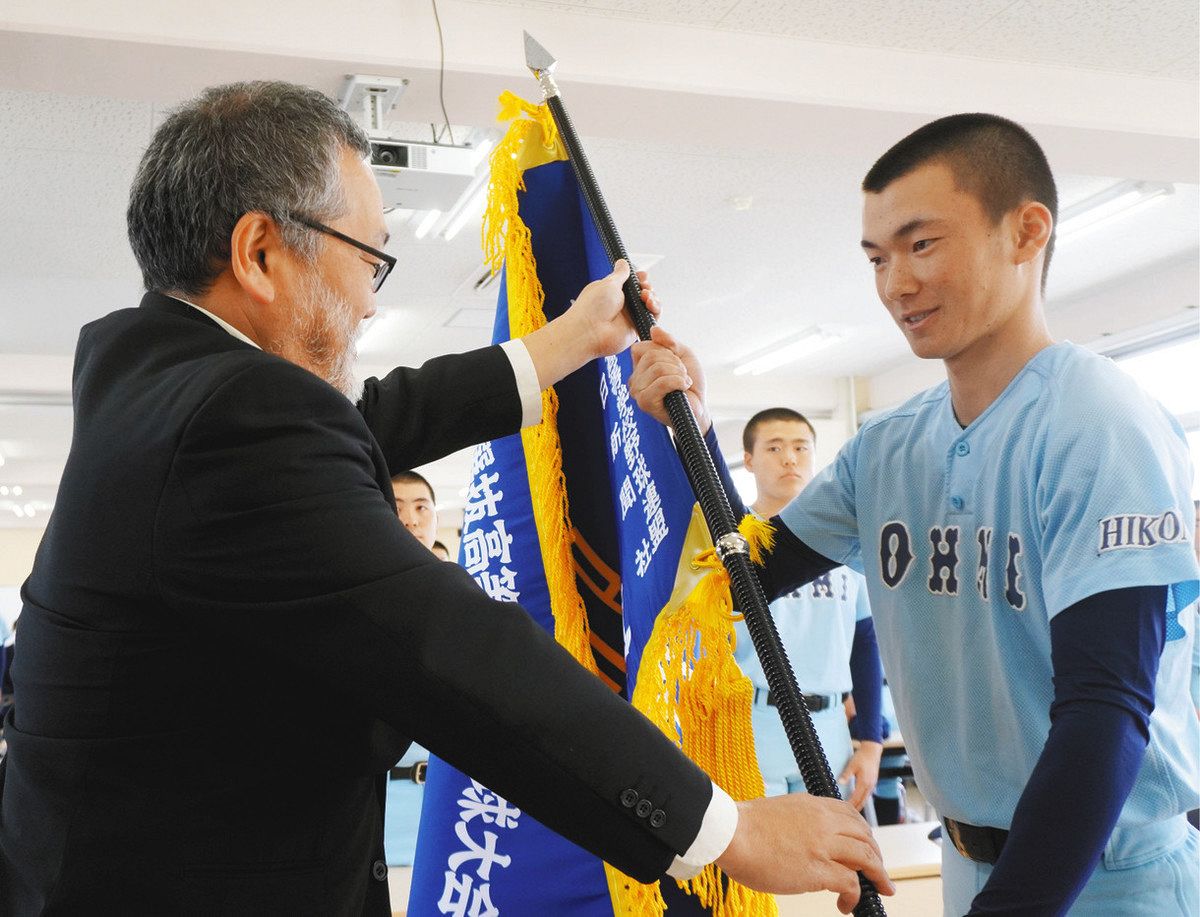 甲子園へ高まる士気 近江高で選抜旗授与式:中日新聞Web 甲子園へ高まる士気 近江高で選抜旗授与式:中日新聞Web