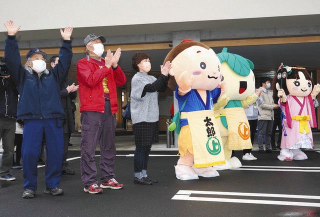 祝砲見上げ万歳 御嶽海関の地元・上松町：中日新聞Web