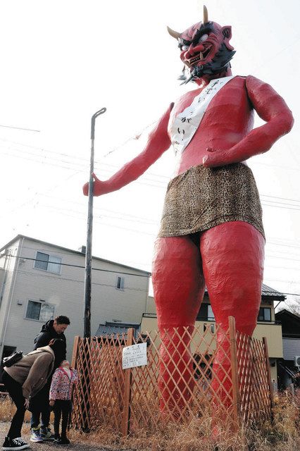 人々見守る巨大な赤鬼 岐阜・加納で「節分祭り」に向け登場：中日新聞Web