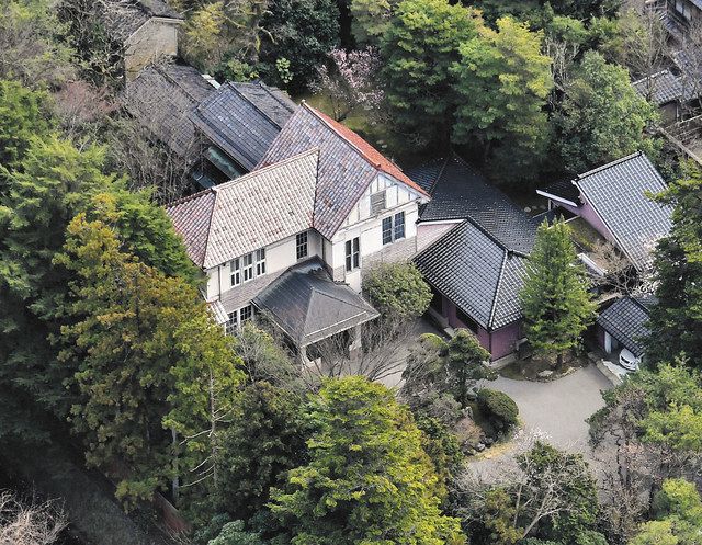谷本知事が５年前から寝泊まりしていない知事公舎。１９２６年建築のしゃれた洋館で、木立の中に三角屋根が目をひく＝金沢市広坂で、本社ヘリ「まなづる」から（泉竜太郎撮影）