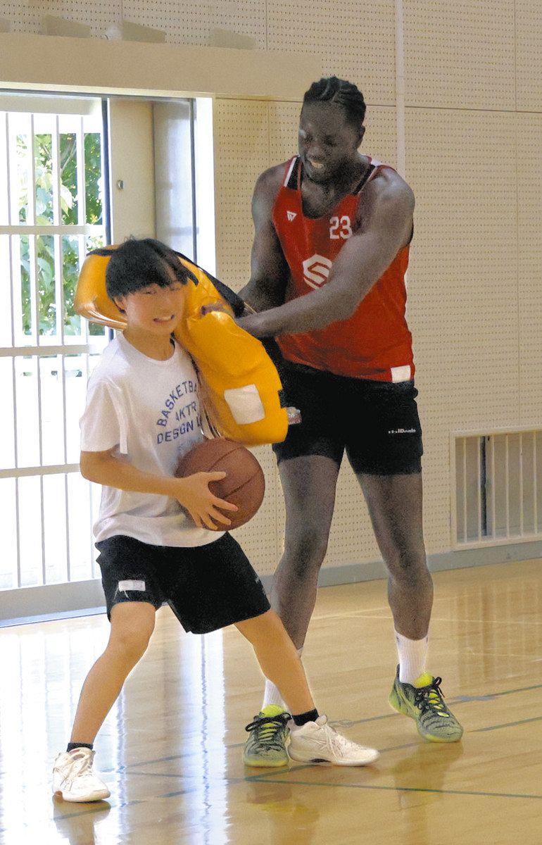 サンブ選手と競り合う生徒＝多治見市陶元町の多治見工業高で