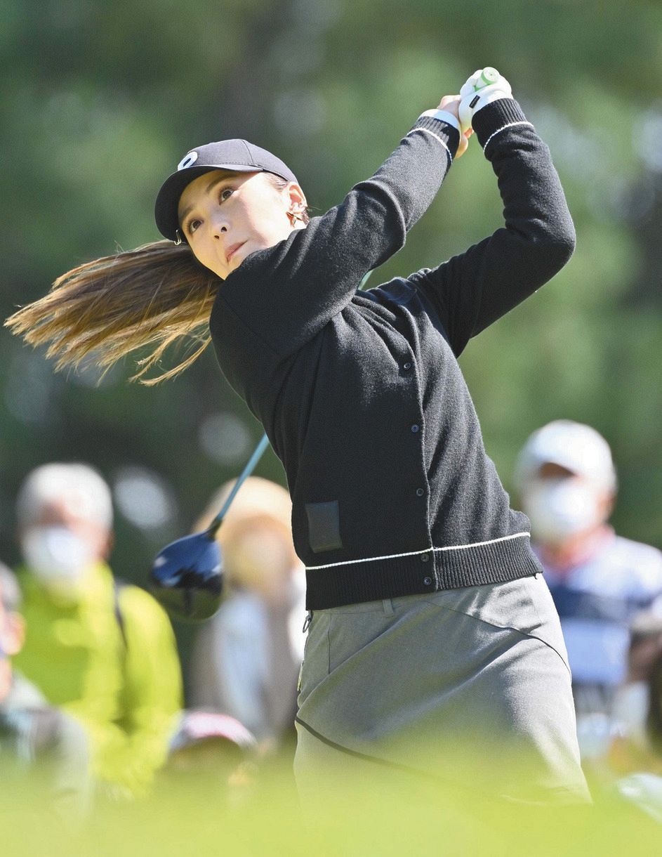 高額大会に強いのは 偶然です 菊地絵理香が1打差2位に浮上 今度は冷蔵庫買いたい 女子ゴルフ 中日スポーツ 東京中日スポーツ