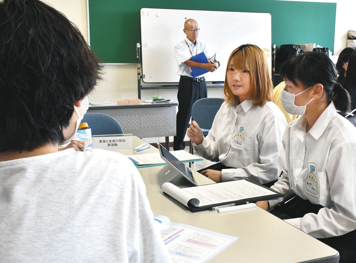 相談会で生徒や保護者らの相談に答える生徒会メンバー＝土岐市泉町河合の東濃フロンティア高で