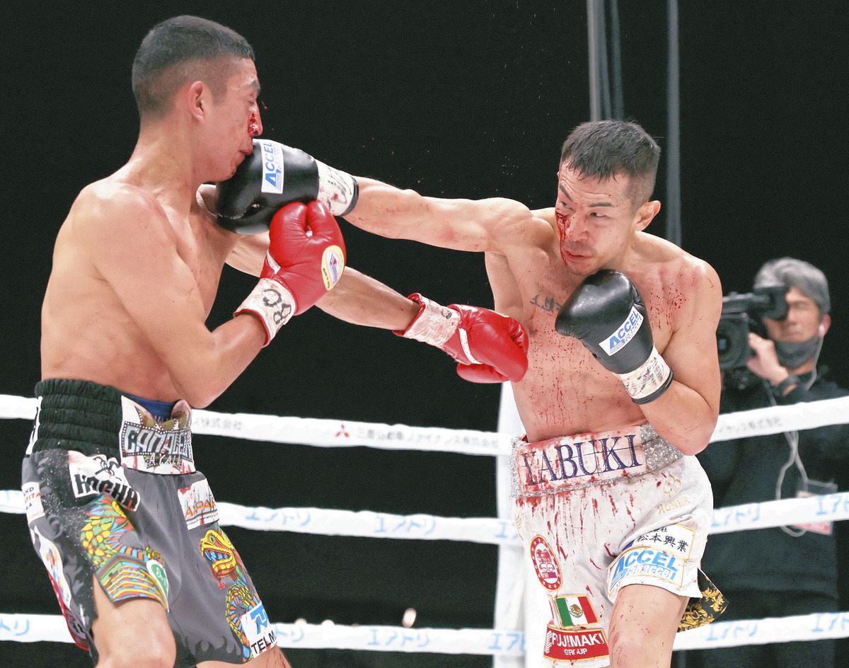 ３回、アンヘル・アヤラ（左）を攻める矢吹正道