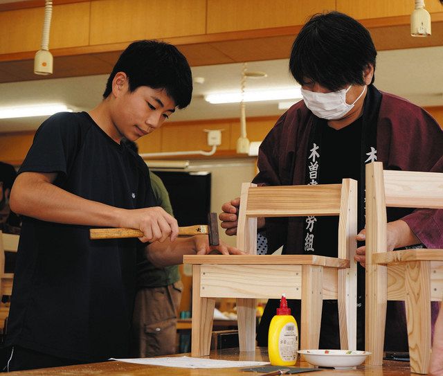 大工の技すごいね 南木曽中生が椅子作り体験授業：中日新聞Web