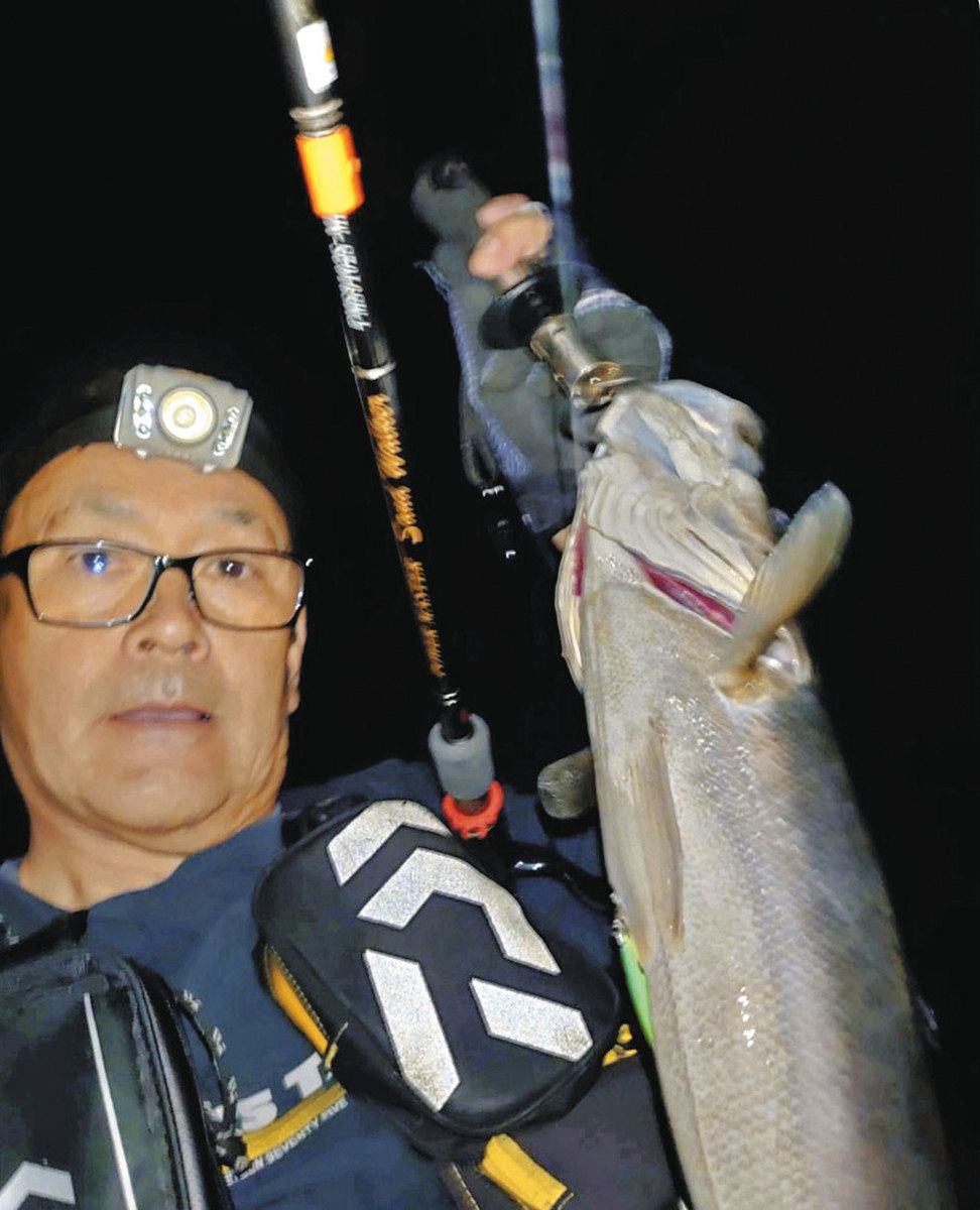 八代さんは今季第１戦でシーバス５０センチを