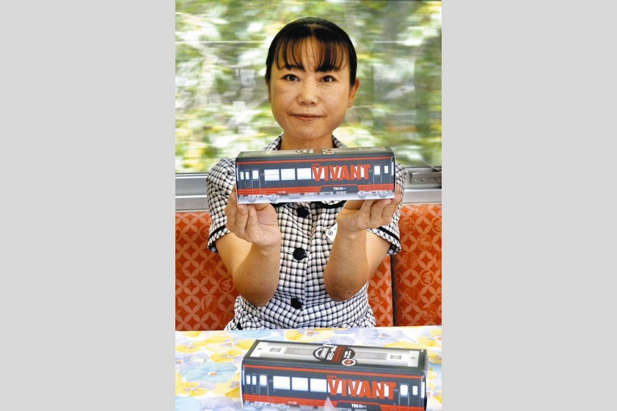 明知鉄道がVIVANTコラボの寒天ラーメン 箱はラッピング列車をデザイン
