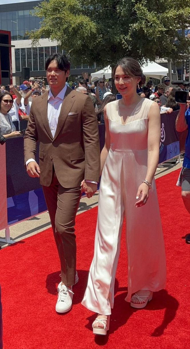 大谷翔平、真美子夫人と仲むつまじくレッドカーペット 愛犬デコピンの