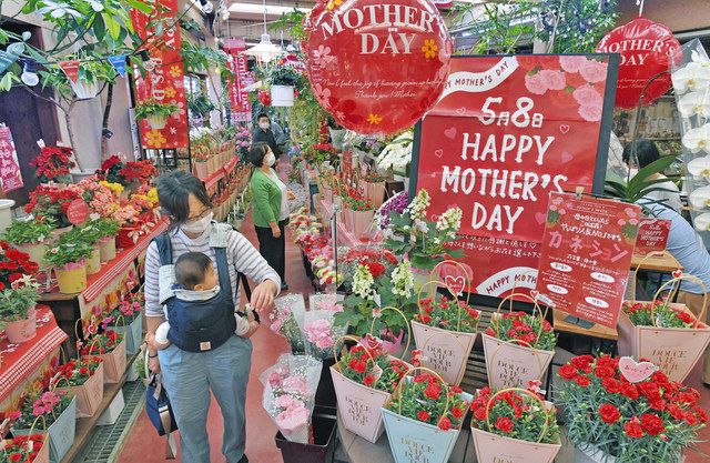 母の日 を前に花選び 県内の生花店にぎわう 中日新聞web