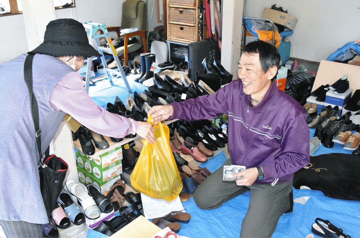 救い出した1000足 接客に喜び 被災穴水・カトウ靴店が販売：北陸中日