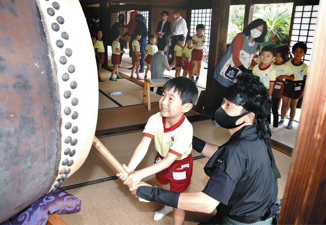 掛川城の大太鼓 市内園児ら打ち鳴らす 時の記念日 行事 中日新聞しずおかweb 掛川城の大太鼓 市内園児ら打ち鳴らす 時の記念日 行事 中日新聞しずおかweb