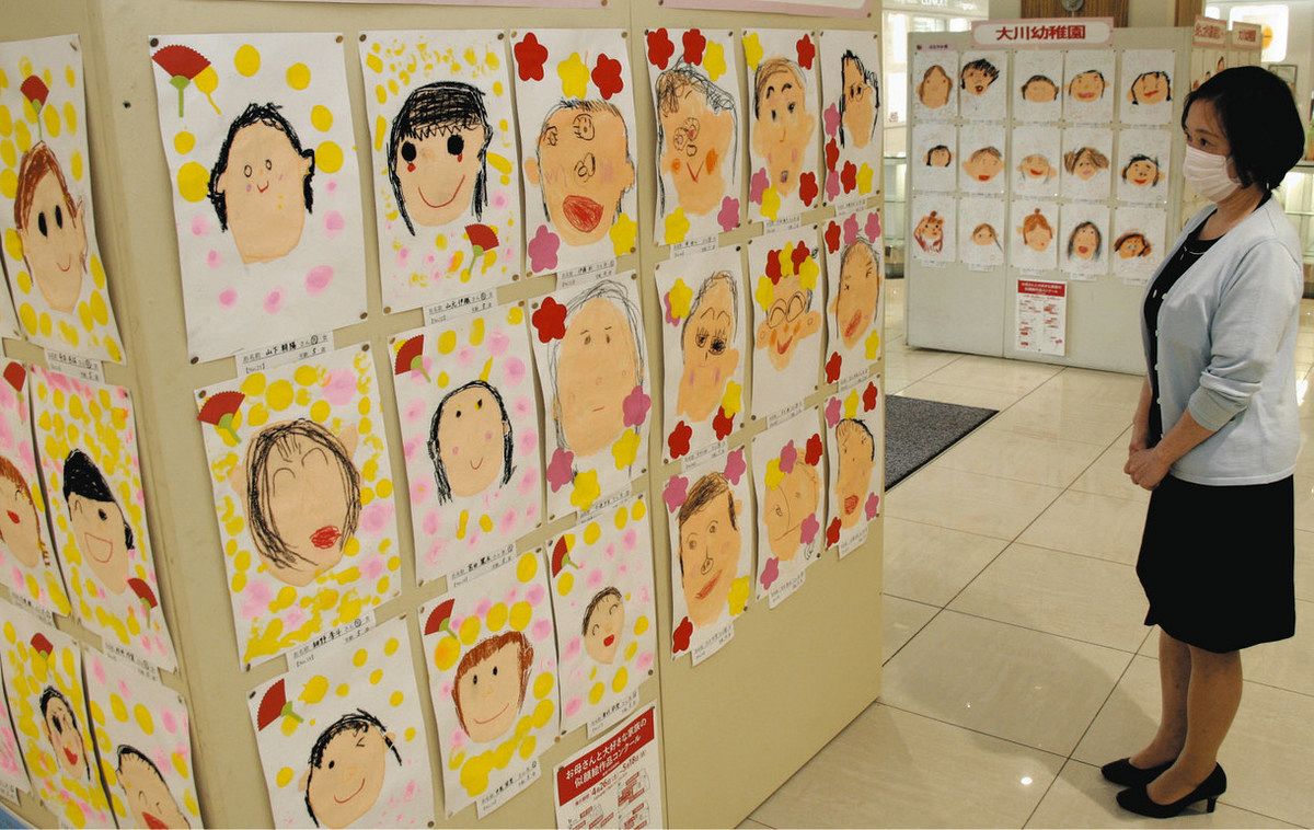 お母さんを描いた園児らの力作が並ぶ会場＝津市東丸之内で
