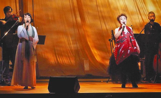 昨年６月、緊急事態宣言が一時明け、都内で開かれたコンサートで次女Ｙａｅさん（左）と熱唱する加藤さん
