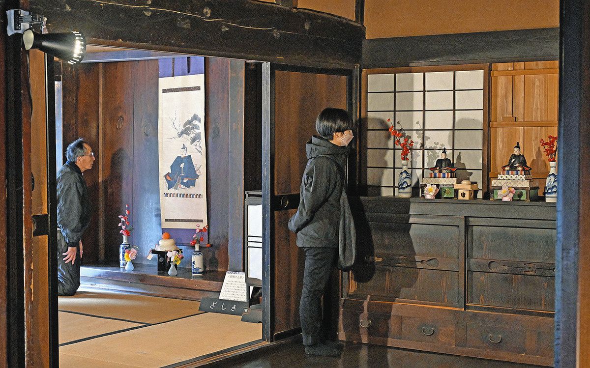 学問の神様の木像と掛け軸、初天神に合わせ飾る 福井・おさごえ民家園