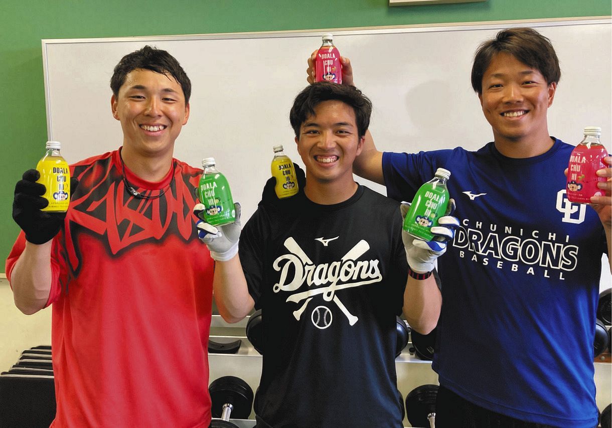 中日広報が激写！】沖縄行き断念のドアラに思いはせ…かんぱ～い