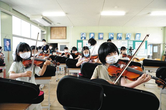 バイオリンで「きらきら星」演奏できたよ 大府・北山小の音楽授業：中
