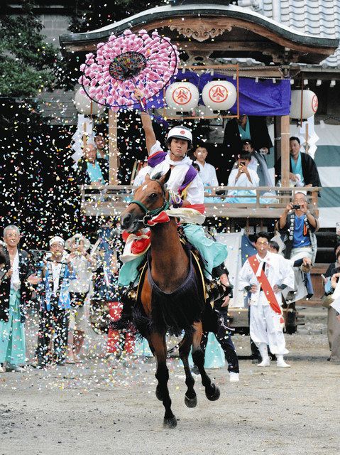 若武者が疾走、華麗な「花吹雪」 本巣・長屋神社伝統「馬駆け祭り」：中日新聞Web