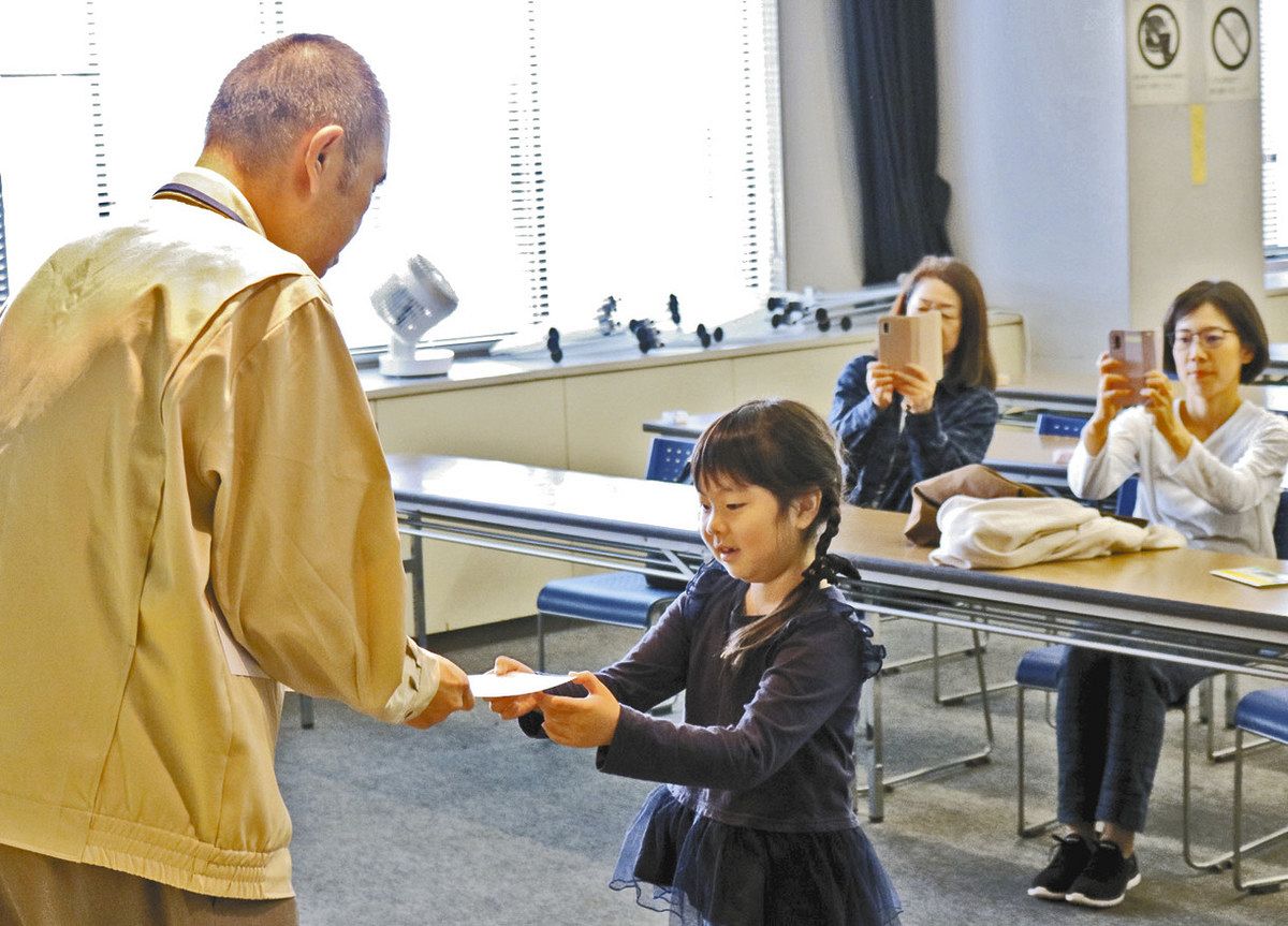 二村館長（左）から賞状を受け取る児童＝尾張旭市立図書館で
