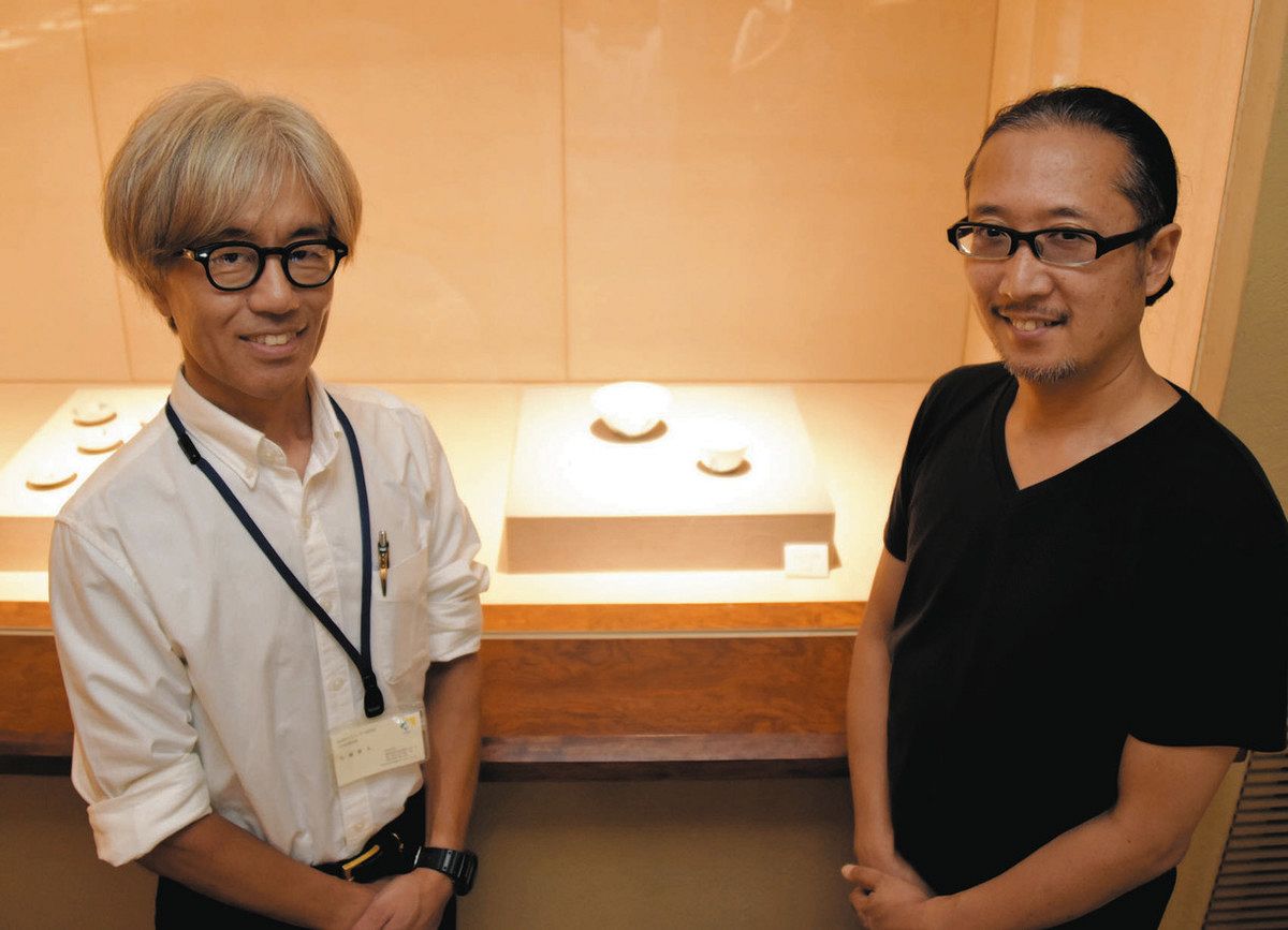 太白焼の分析や研究をした小稲さん（左）と、それをもとに新生太白焼を生み出した幸兵衛窯の加藤さん＝多治見市市之倉町で
