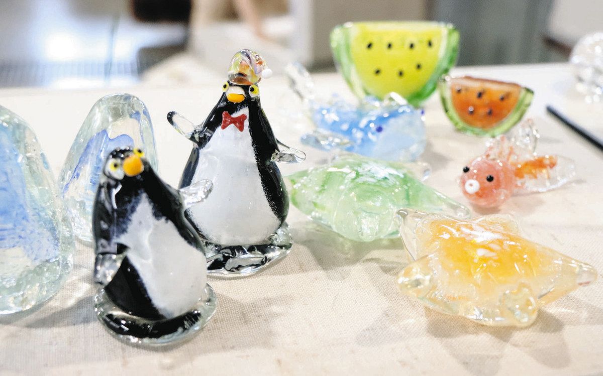 真岡女子高等学校 令和3年 アクリルガラス工芸品 3Dガラス細工 ガラス細工で熱い夏を涼しく 岡崎の工房で風鈴など制作最盛期：中日新聞Web