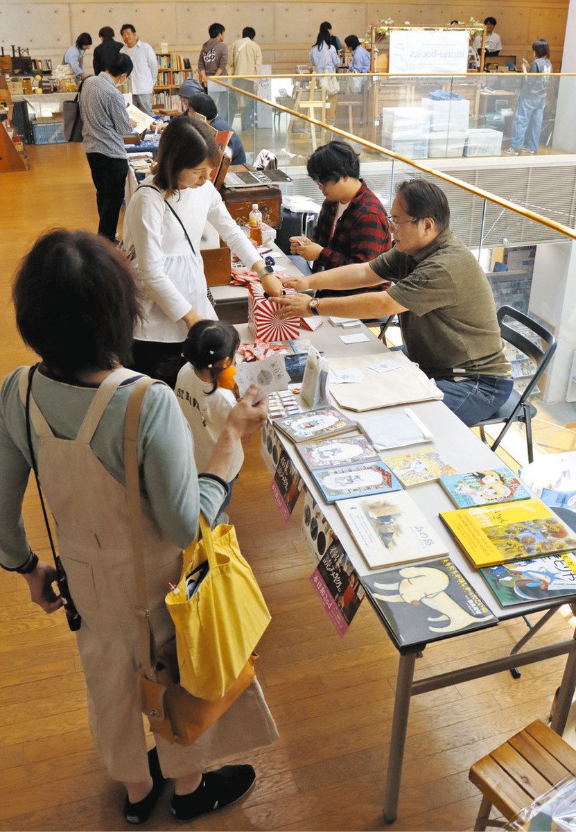 吹き抜けを囲むように並んだブース＝知立市上重原町で
