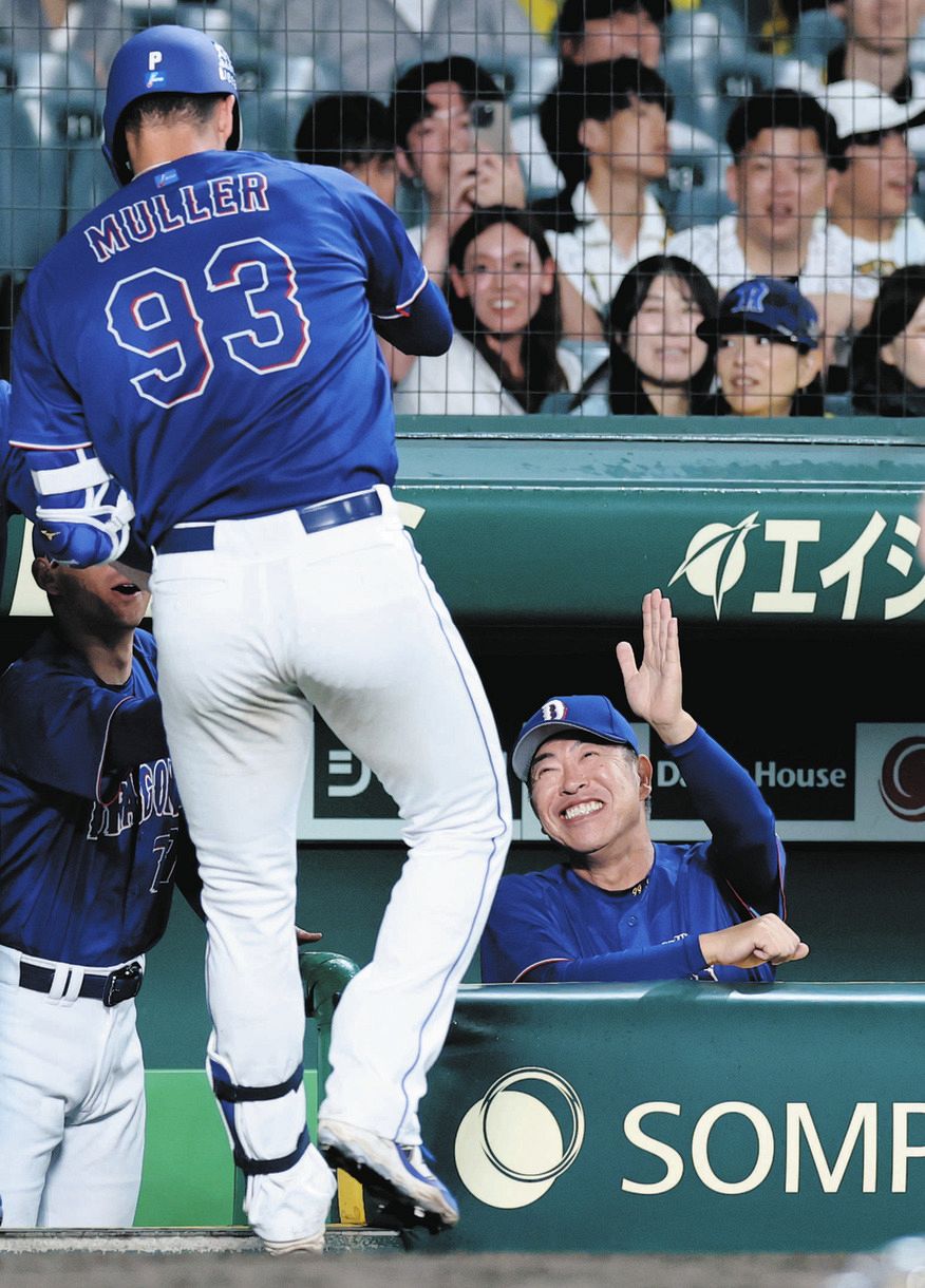 ６回表、左越え２ランを放ったマラーを迎える井上監督