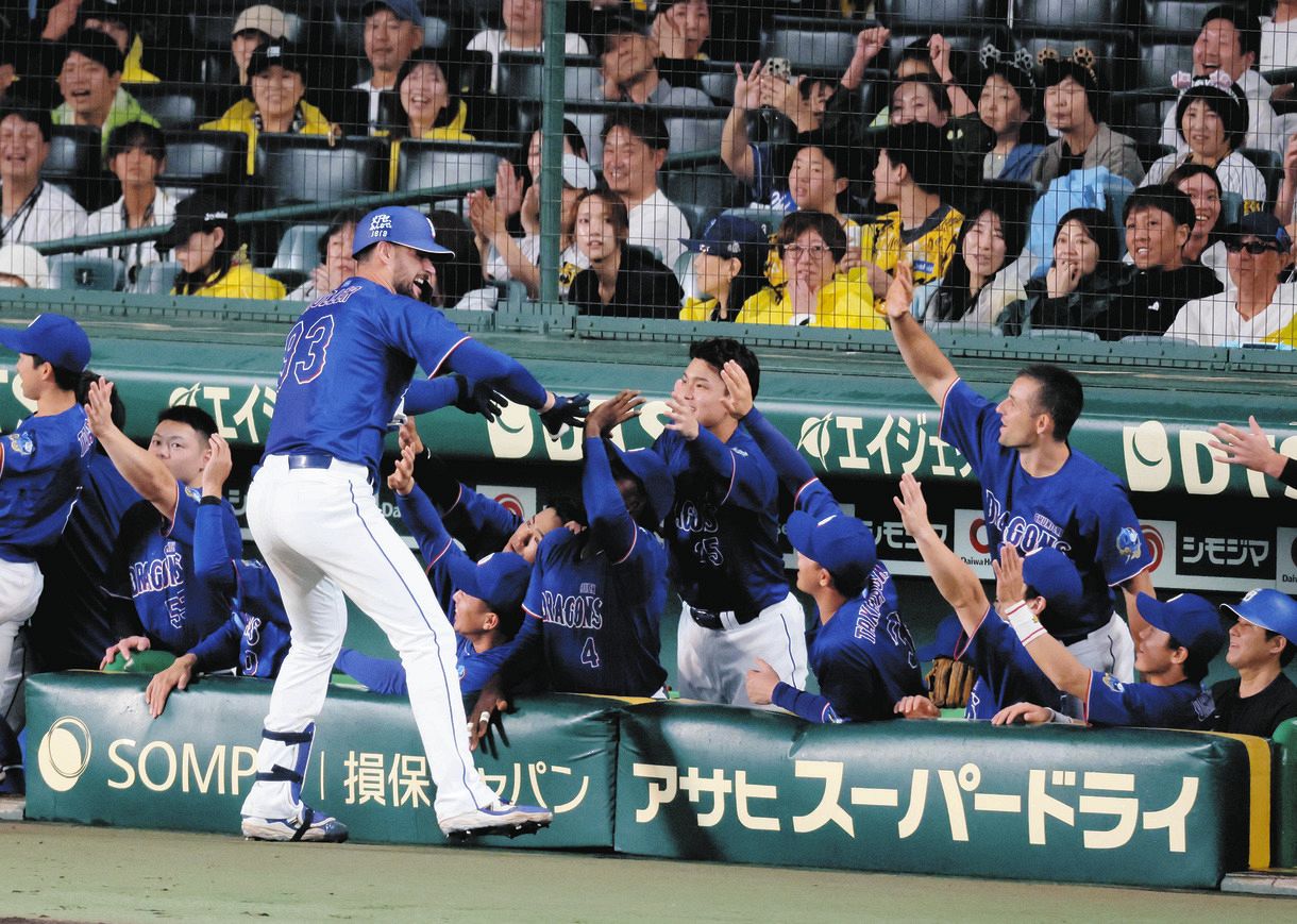 ６回表、２ランを放ちベンチで迎えられるマラー