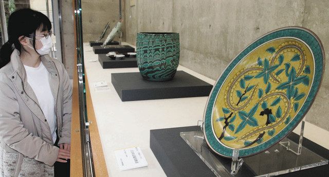 八十吉親子3代の名品 小松・錦窯展示館 色彩豊かな皿や鉢：北陸中日