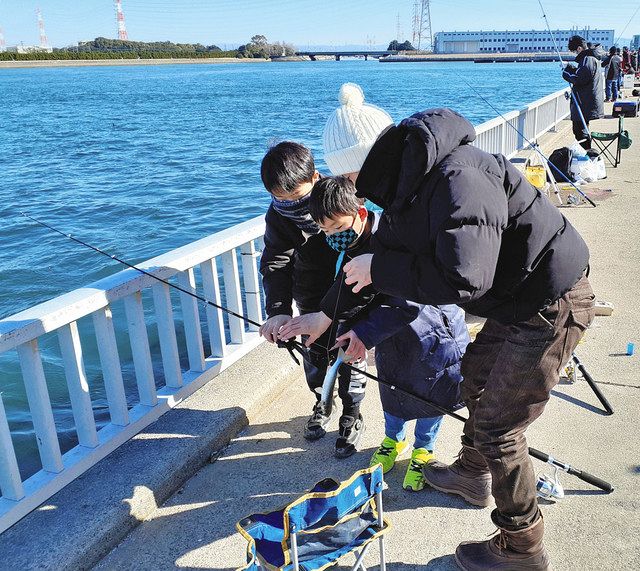 釣り人ほんわか 奮闘親子に周囲の声援 愛知 碧南海釣り広場 中日スポーツ 東京中日スポーツ