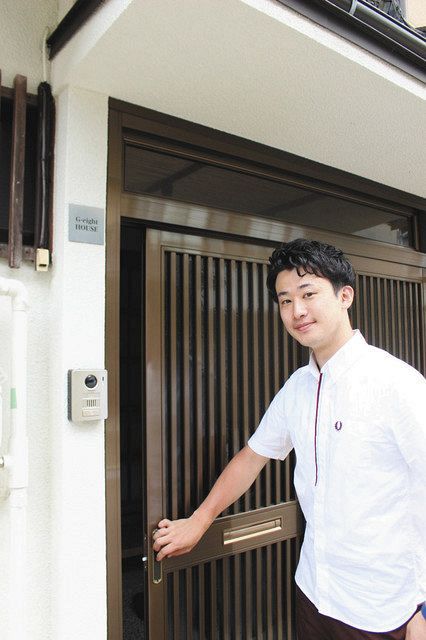 古民家を改装したシェアハウス「Ｇ−ｅｉｇｈｔ　ＨＯＵＳＥ」の前に立つ中山健太さん＝金沢市笠市町で